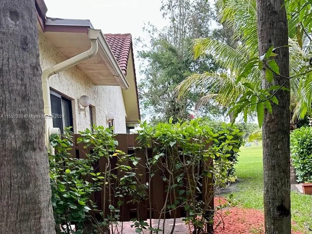 16151 Laurel Dr, Weston FL 33326