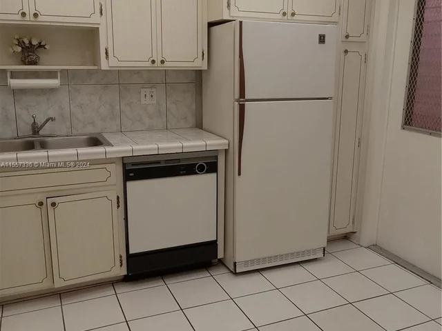 215 SE 3rd Ave # 203B, Hallandale Beach FL 33009