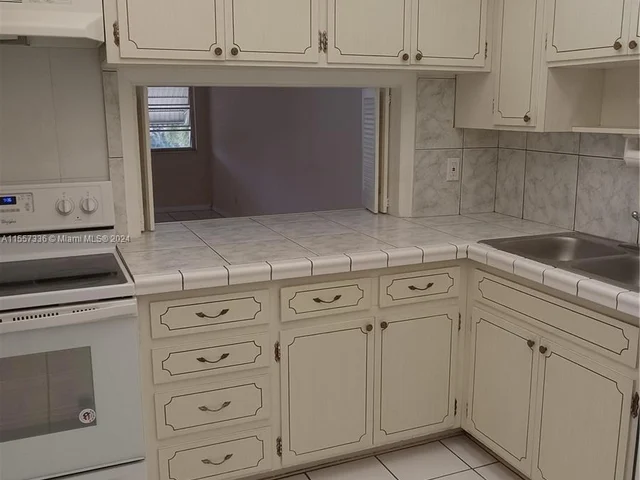 215 SE 3rd Ave # 203B, Hallandale Beach FL 33009