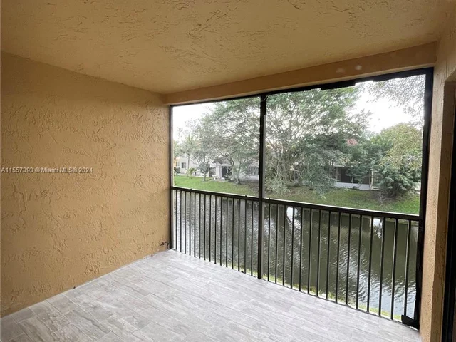 151 Lakeview Dr # 202, Weston FL 33326
