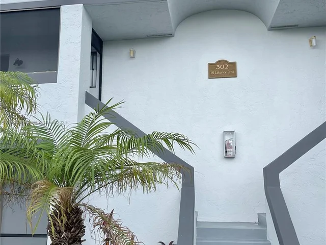 151 Lakeview Dr # 202, Weston FL 33326