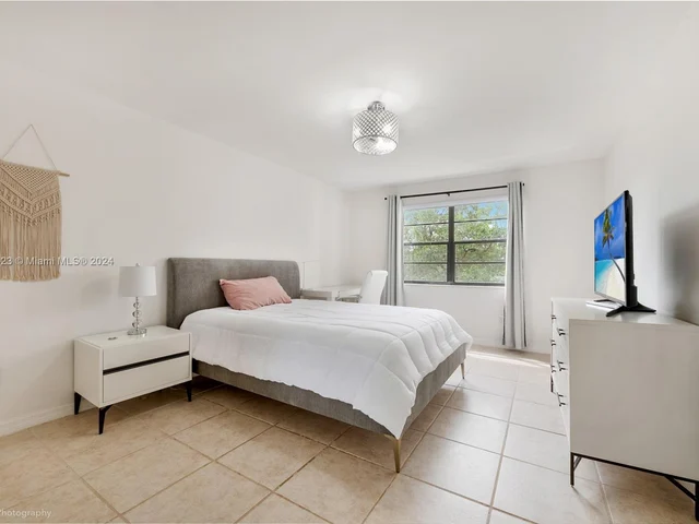 9301 SW 92nd Ave # A304, Miami FL 33176