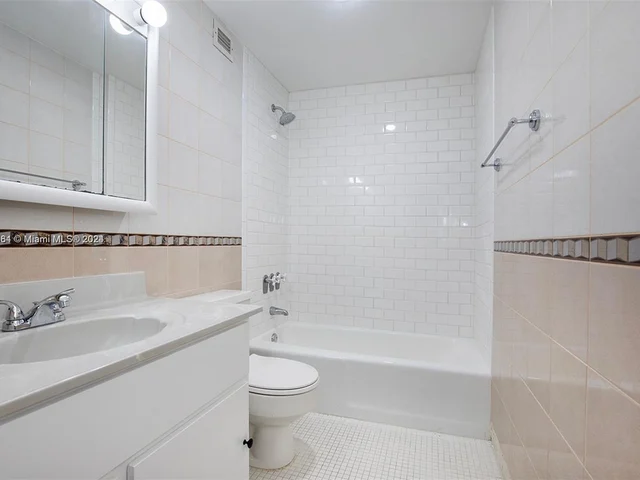 400 Kings Point Dr # 424, Sunny Isles Beach FL 33160