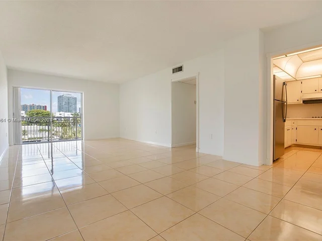 400 Kings Point Dr # 424, Sunny Isles Beach FL 33160