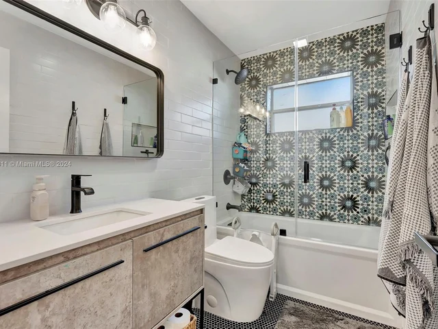 3043 Hayes St, Hollywood FL 33021