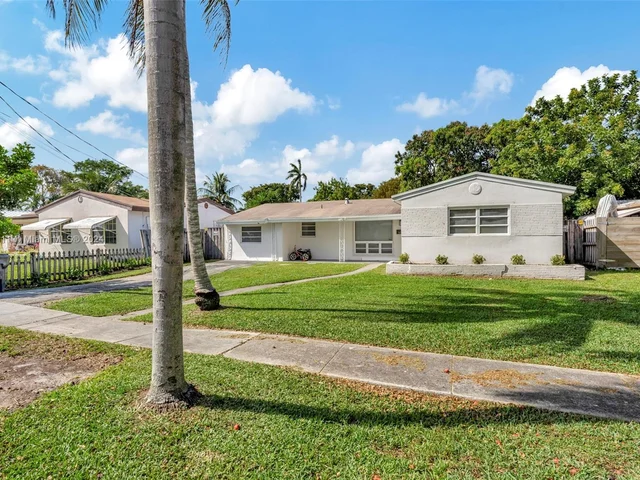 3043 Hayes St, Hollywood FL 33021