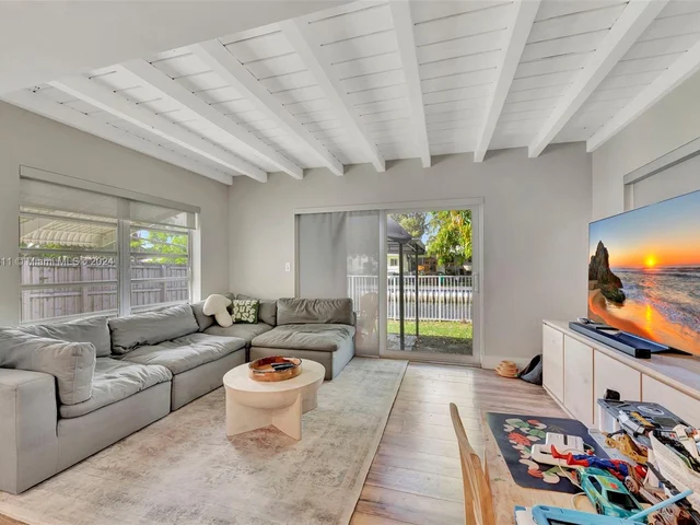 3043 Hayes St, Hollywood FL 33021