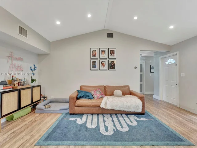 3043 Hayes St, Hollywood FL 33021