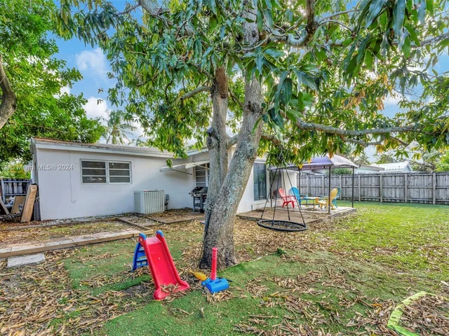 3043 Hayes St, Hollywood FL 33021