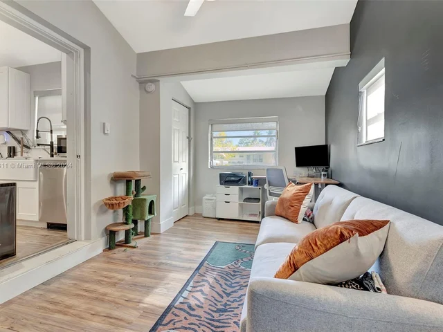 3043 Hayes St, Hollywood FL 33021