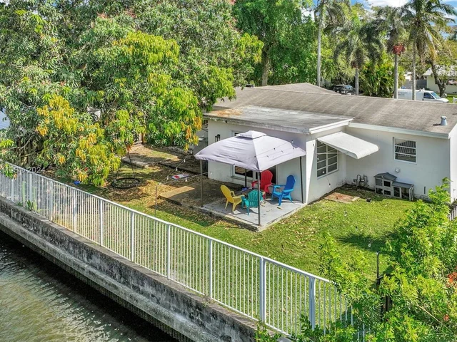 3043 Hayes St, Hollywood FL 33021