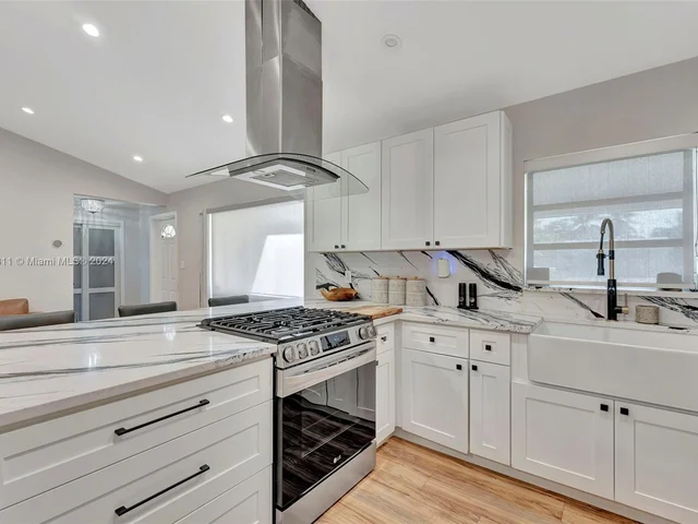 3043 Hayes St, Hollywood FL 33021