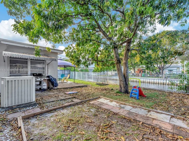 3043 Hayes St, Hollywood FL 33021