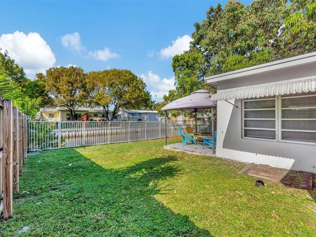 3043 Hayes St, Hollywood FL 33021