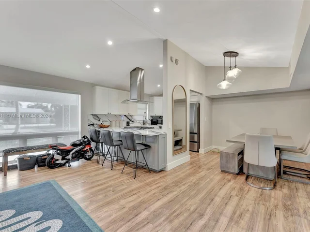 3043 Hayes St, Hollywood FL 33021