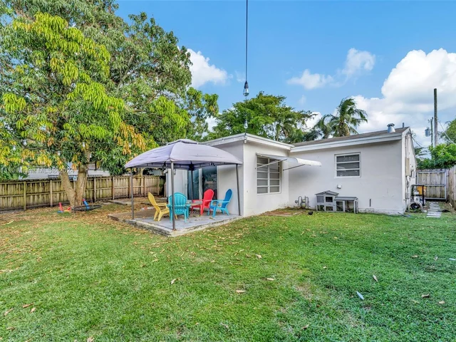 3043 Hayes St, Hollywood FL 33021