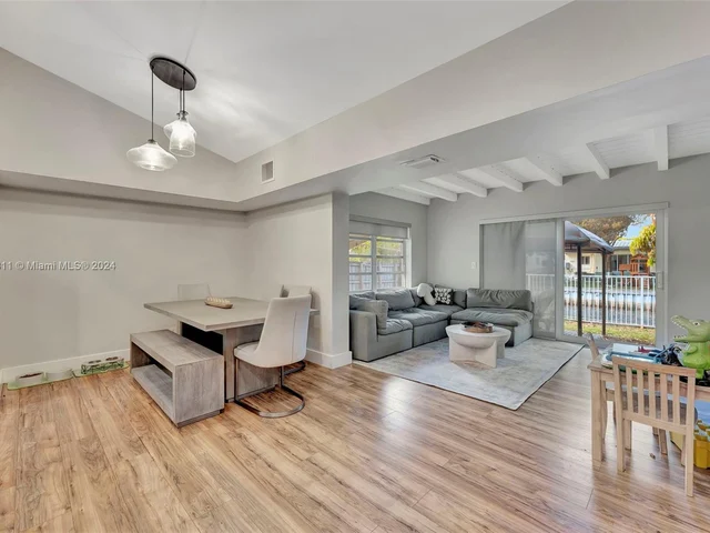 3043 Hayes St, Hollywood FL 33021