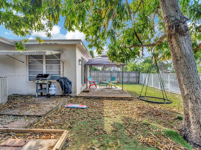 3043 Hayes St, Hollywood FL 33021