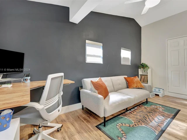 3043 Hayes St, Hollywood FL 33021