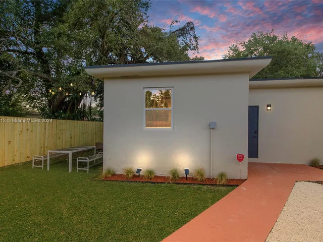 5530 NW 5th Ave GUEST HOUSE, Miami FL 33127