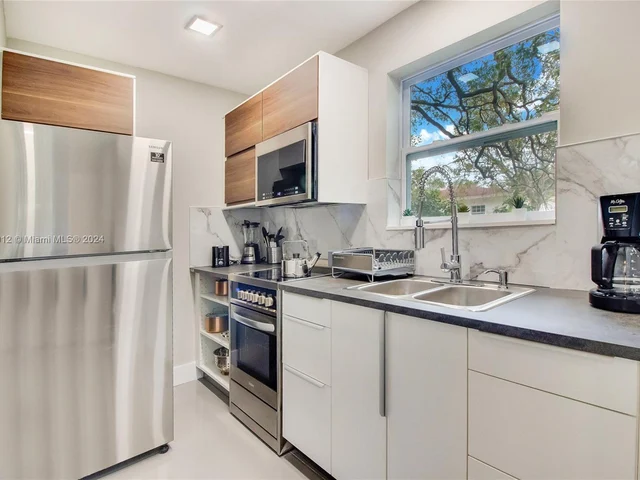 5530 NW 5th Ave GUEST HOUSE, Miami FL 33127