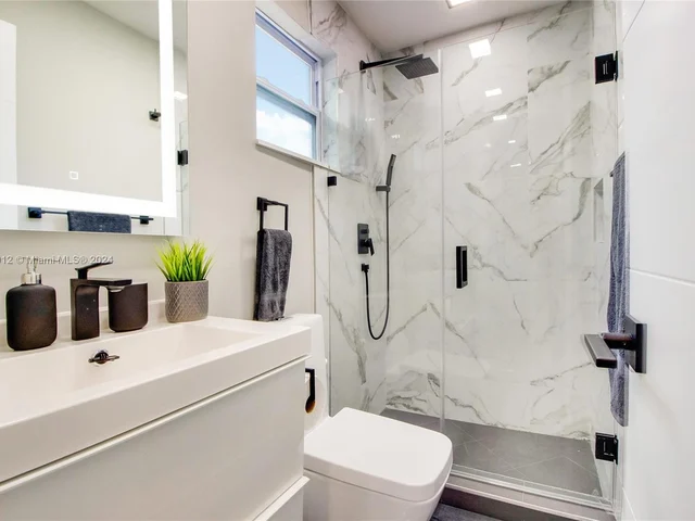 5530 NW 5th Ave GUEST HOUSE, Miami FL 33127