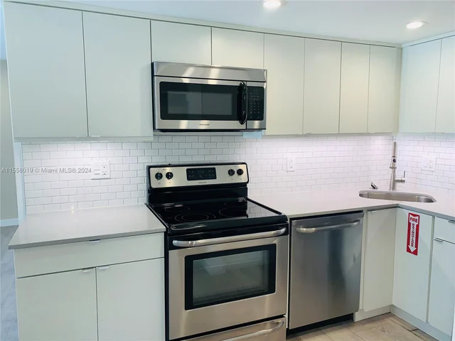 2412 NE 26th St # 5, Fort Lauderdale FL 33305