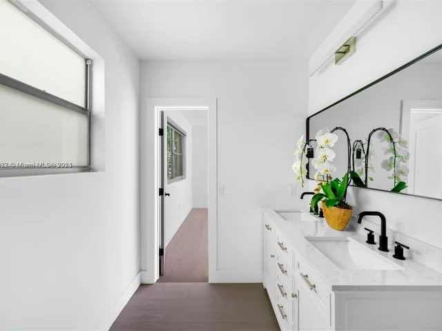 2385 N Bay Rd, Miami Beach FL 33140