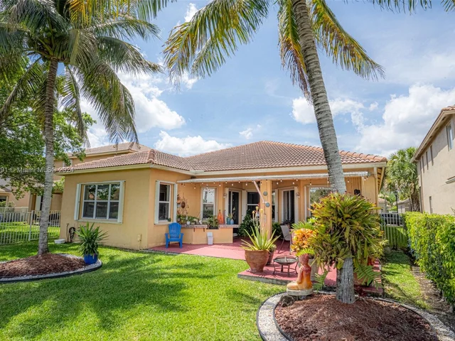 4074 W Whitewater Ave, Weston FL 33332