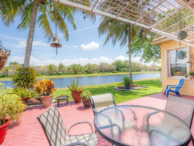 4074 W Whitewater Ave, Weston FL 33332