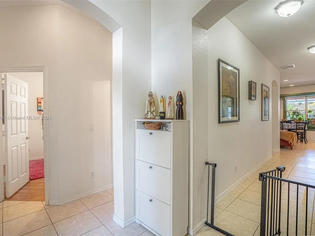 4074 W Whitewater Ave, Weston FL 33332