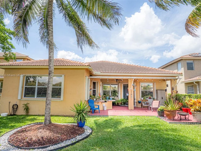 4074 W Whitewater Ave, Weston FL 33332
