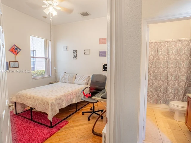 4074 W Whitewater Ave, Weston FL 33332