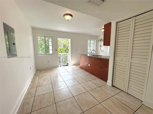 210 NW 16th St # 4, Miami FL 33136