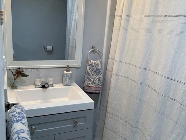 2341 NE 1st Ave # 1, Pompano Beach FL 33060