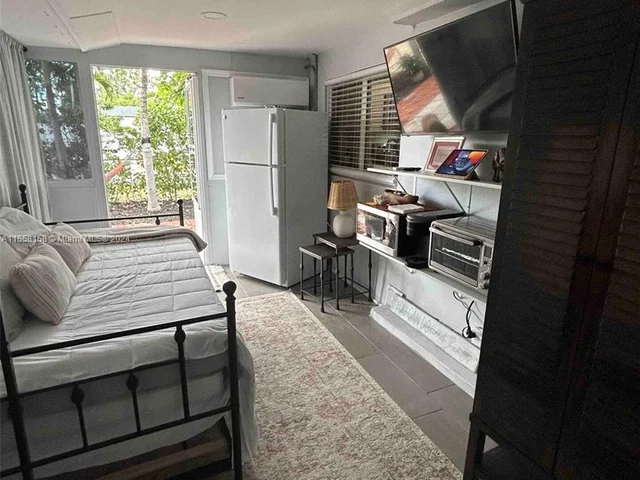 2341 NE 1st Ave # 1, Pompano Beach FL 33060