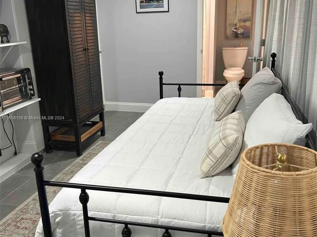 2341 NE 1st Ave # 1, Pompano Beach FL 33060