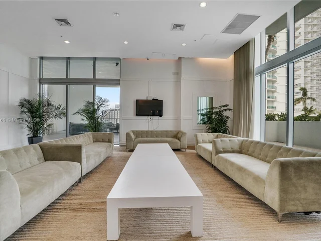 90 SW 3rd St # 4308, Miami FL 33130