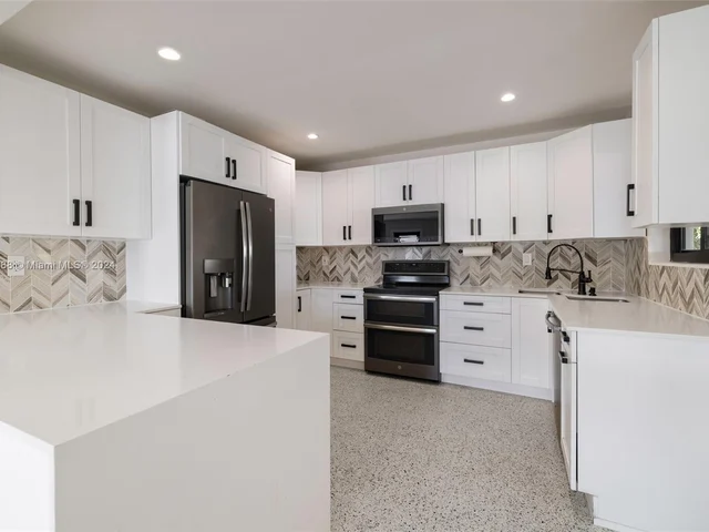 2539 SW 20th St, Miami FL 33145