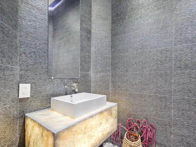 992 Sanibel Dr, Hollywood FL 33019