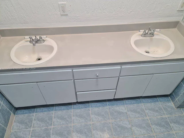 1044 NW 51st St, Miami FL 33127