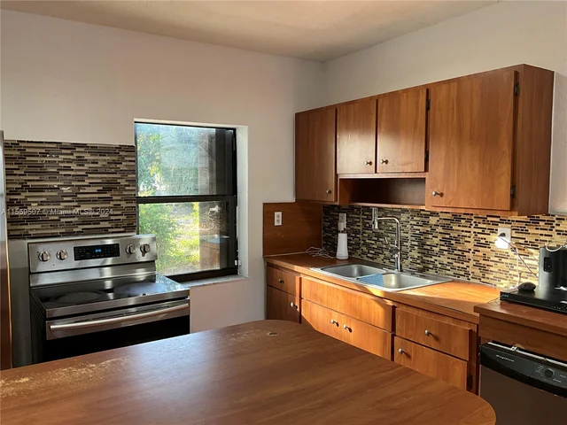 1044 NW 51st St, Miami FL 33127