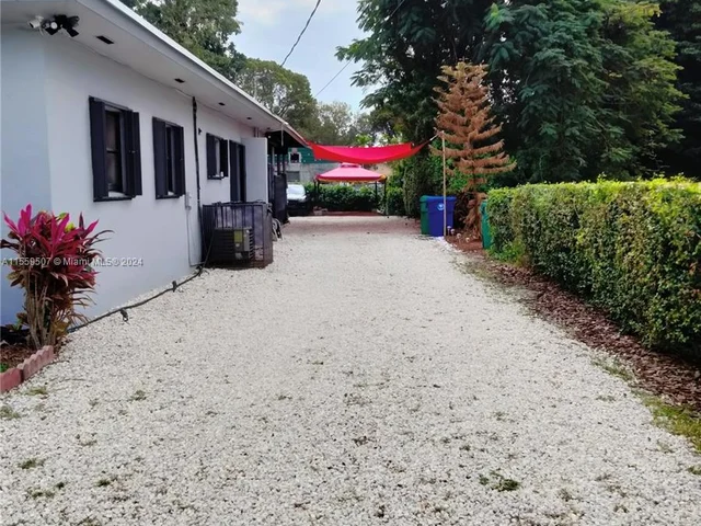 1044 NW 51st St, Miami FL 33127