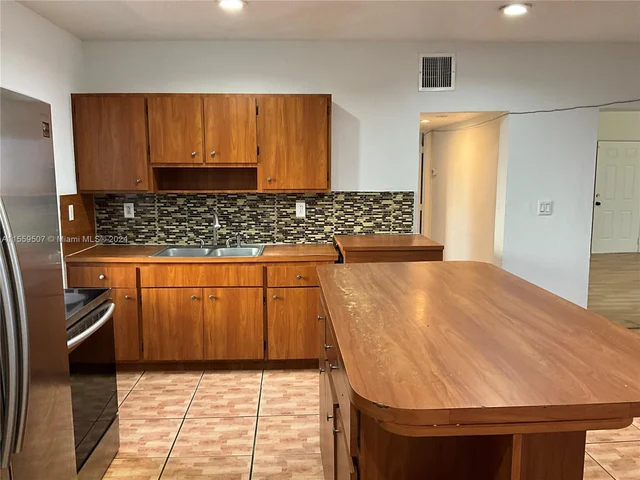 1044 NW 51st St, Miami FL 33127