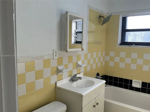 1044 NW 51st St, Miami FL 33127