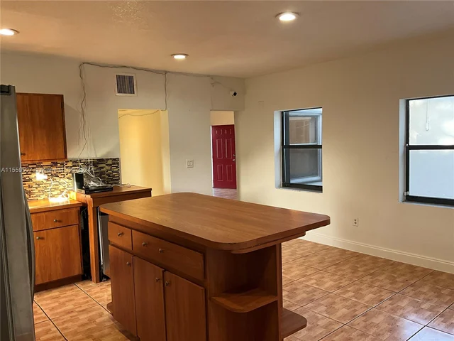 1044 NW 51st St, Miami FL 33127