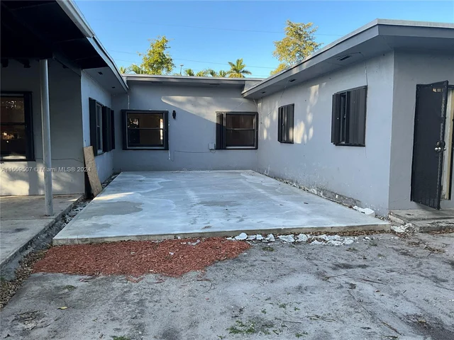 1044 NW 51st St, Miami FL 33127