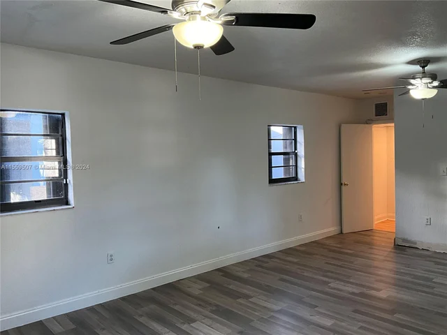 1044 NW 51st St, Miami FL 33127