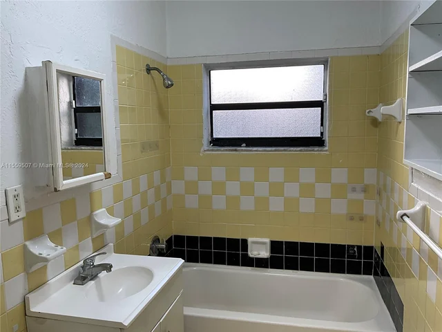 1044 NW 51st St, Miami FL 33127