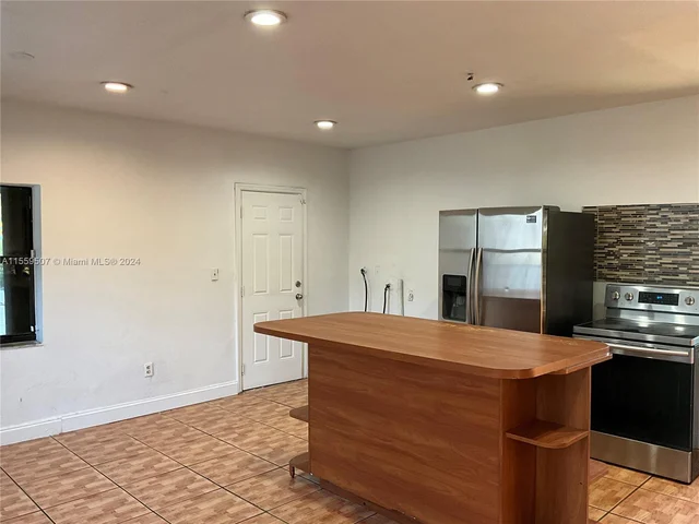 1044 NW 51st St, Miami FL 33127